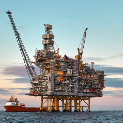 Αμερικανικές εταιρείες εντείνουν την «μάχη» για τους υδρογονάνθρακες – Στην Αθήνα αύριο ο υπουργός Ενέργειας του Τραμπ