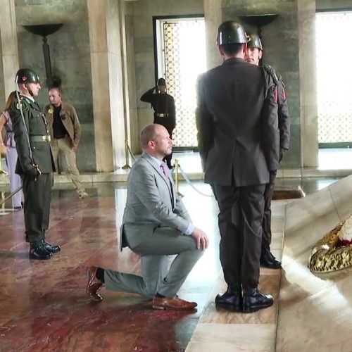 Σάλος δημιουργήθηκε από την υπόκλιση του Βέλγου Υπουργού Άμυνας στον Ατατούρκ!