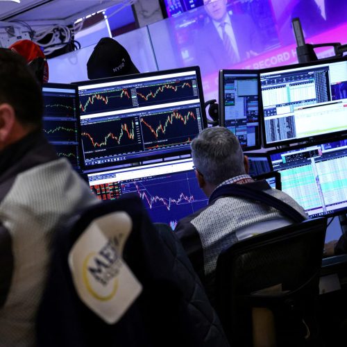 Οι ασιατικές μετοχές «ΒΥΘΙΖΟΝΤΑΙ», το δολάριο «ΖΟΡΙΖΕΤΑΙ» μετά τη δασμολογική αναδίπλωση του Τραμπ