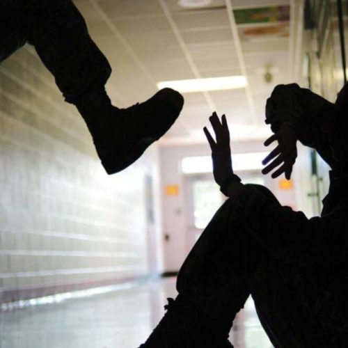 Σοκ στην Πάτρα: 16χρονος ξυλοκόπησε 8χρονο μαθητή και κυκλοφορούσε με μαχαίρι