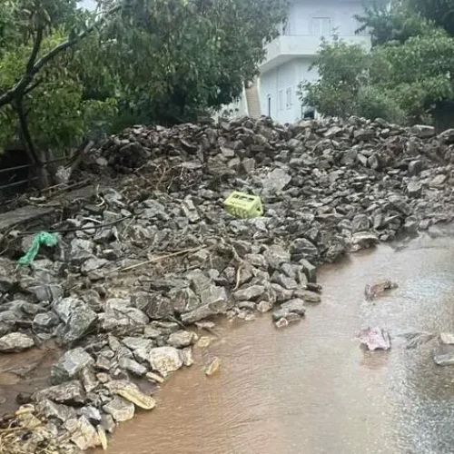 Τραγική η κατάσταση στην Κρήτη από την κακοκαιρία: Πλημμύρες, κατολισθήσεις, κλειστοί δρόμοι