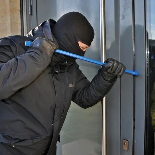 Βάνδαλος διαρρήκτης «μπούκαρε» σε σπίτι στο Αγρίνιο και τα έκανε «γυαλιά – καρφιά»