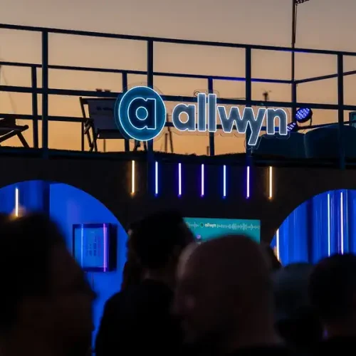 Το μουσικό challenge της Allwyn με στίχους από τα Ημισκούμπρια (vid.) – Μια δοκιμασία που ξεχώρισε τους πιο φανατικούς από τους…απλούς περαστικούς